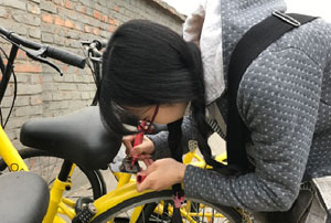 共享单车频遭破坏 90后女生手绘修补车牌