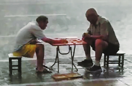 “郑州老人暴雨中对弈”：象棋可以焕发新生机